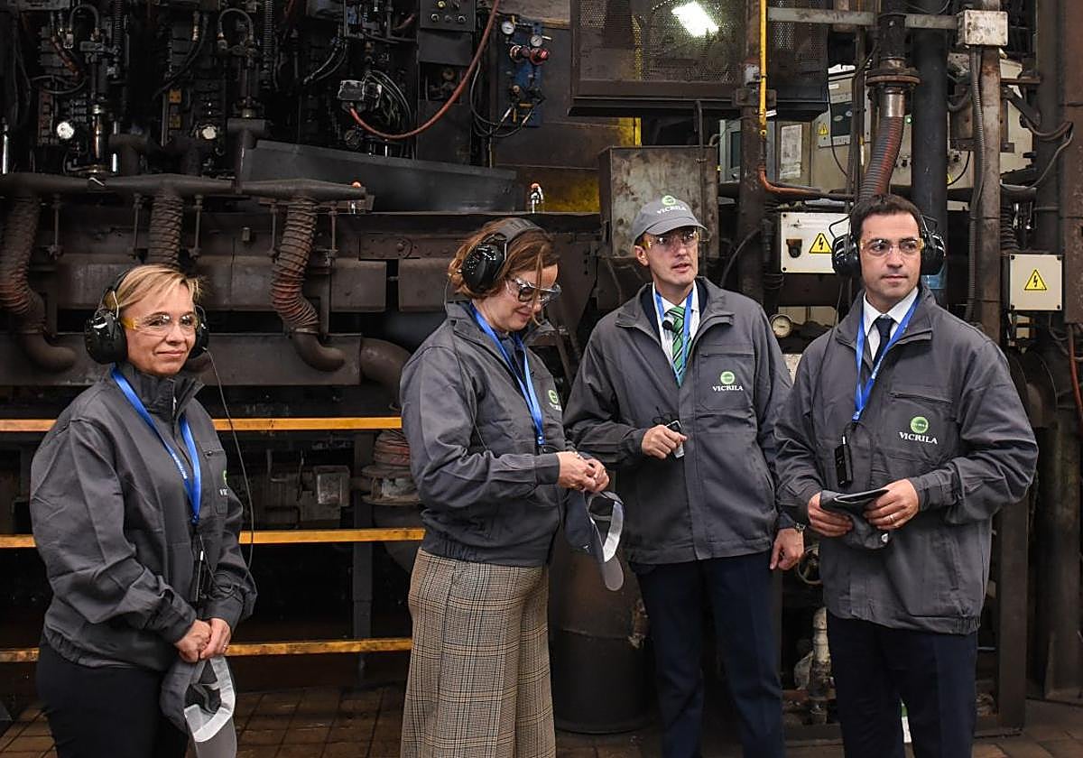 El lehendakari Imanol Pradales ha visitado las instalaciones de Vicrila junto a la diputada general de Bizkaia, Elixabete Etxanobe, y la diputada foral de Promoción Económica, Ainara Basurko.