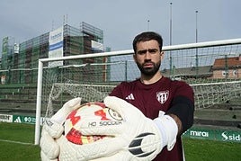 Ander Iru, 'Zamora' de Segunda Federación, frente a una de las porterías de Las Llanas.