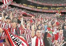 Aficionados rojiblancos animan al Athletic en un partido de Liga disputado este curso en San Mamés.