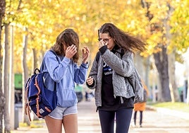 El fuerte viento ya se ha dejado notar en las calles alavesas este miércoles.