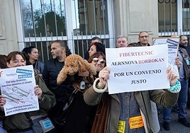 Trabajadores de Fibertecnic, en una concentración frente al Parlamento vasco