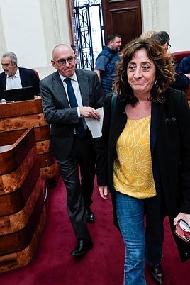 Ramiro González (PNV) y Eva López de Arroyabe (EH Bildu) acceden al pleno de las Juntas Generales.