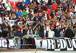 Aficionados del Burgos, en Anduva.