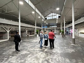 Diferentes comerciantes se acercaron a la visita informativa para optar a los puestos de la Merkatu Plaza.