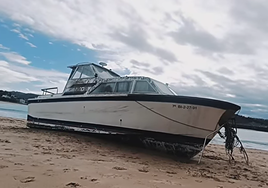Una pequeña embarcación abandonada en la playa de Gorliz despierta la curiosidad