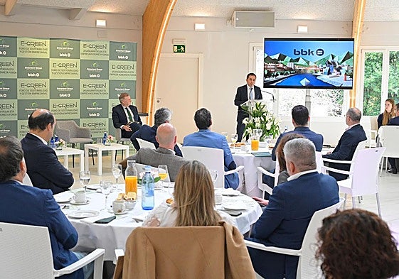Imagen del encuentro, con la intervención de Xabier Sagredo, presidente de la fundación BBK.