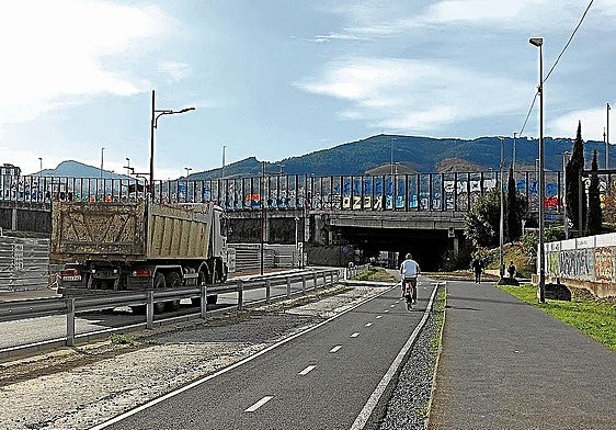 El nuevo vial conectará con la rotonda junto al BEC pasando por el túnel que se ve al fondo de la imagen.