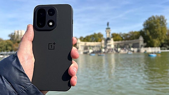 Probamos el OnePlus 15: una batería de 7.300 mAh para olvidarse del cargador durante cuatro días