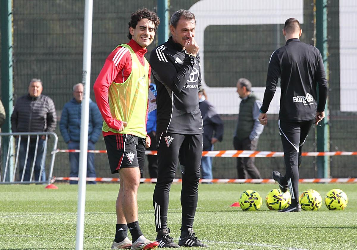 Pablo Pérez departe sonriente con Galván.