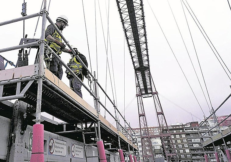 El Puente Colgante encara la recta final de las obras tras renovar 2,5 toneladas de cable