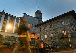 El campanario de la iglesia de Santa María la Real se alza sobre el centro de Soraluze.