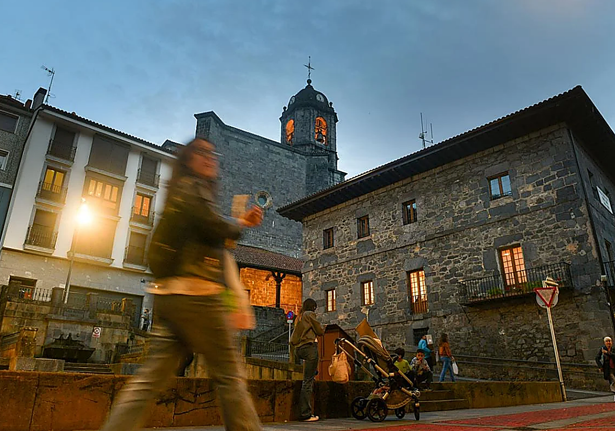 El campanario de la iglesia de Santa María la Real se alza sobre el centro de Soraluze.