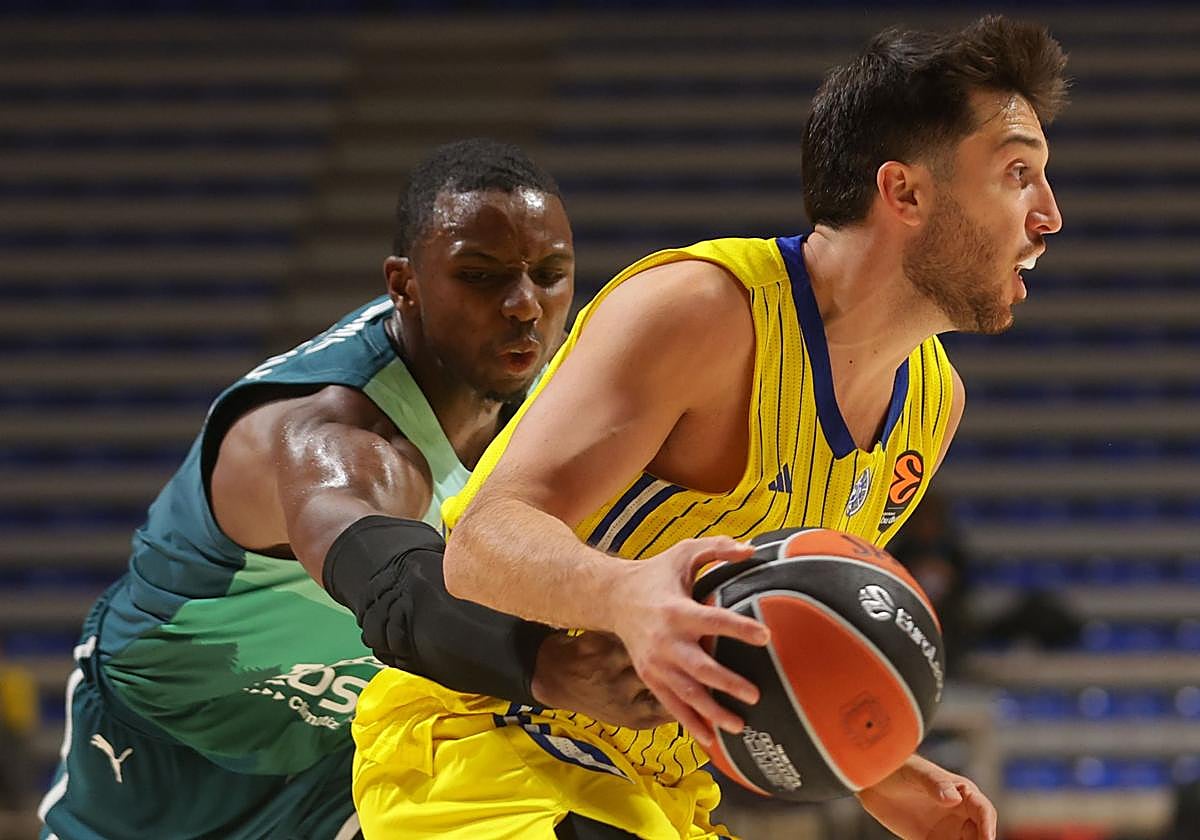 Diallo trata de robar el balón.