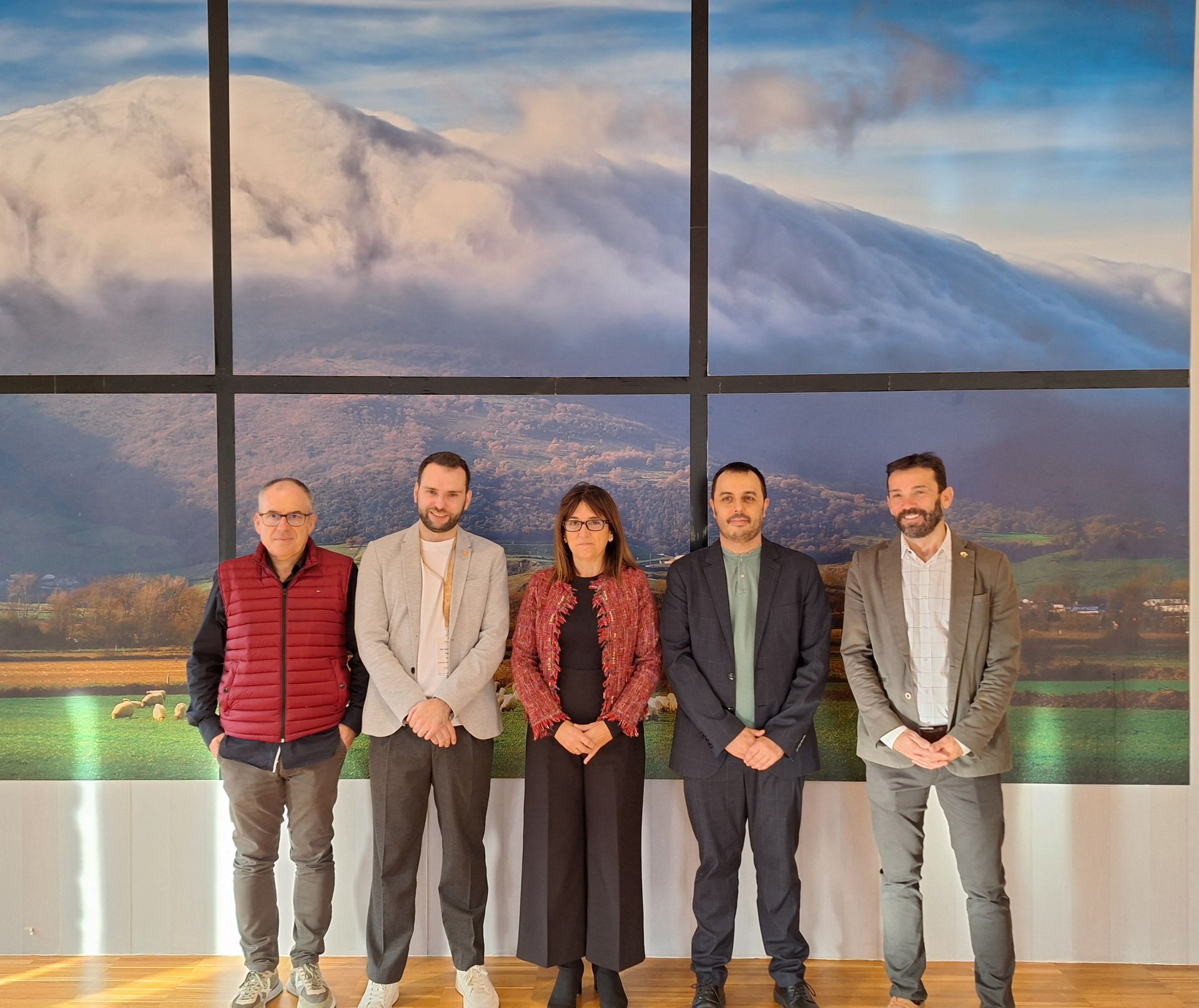 El director general de Agricultura de la Diputación Foral de Bizkaia, Andoni Agirrebeitia, el alcalde de Orduña, Iker Santocildes, la consejera de Alimentación, Desarrollo rural, Agricultura y Pesca del Gobierno vasco, Amaya Barredo, el director general de Agenda 2030, David Perejil, y el presidente de la Red de Municipios por la Agroecología, Enrique Pueyo.