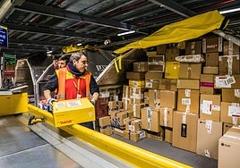 Trabajadores de DHL en el 'hub' de Foronda.