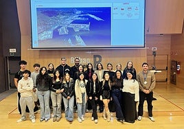 El alumnado del colegio San José de Calasanz participante en STARTInnova junto a Itziar Sancho, segunda por la derecha.