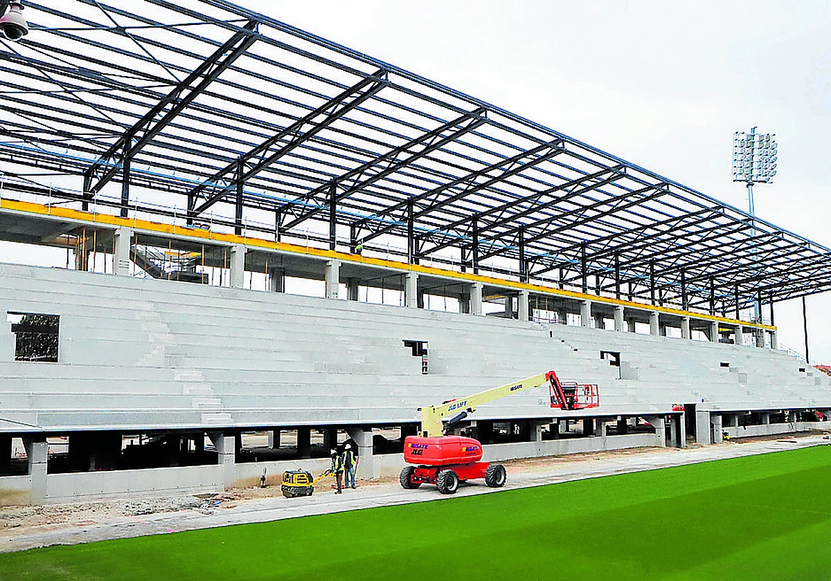 Aspecto que ofrecía este jueves desde el interior de Anduva la futura grada en el lateral oeste.