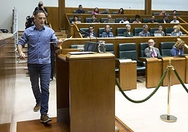 El secretario general de ELA, Mitxel Lakuntza, ha presentado la iniciativa en el Parlamento vasco.