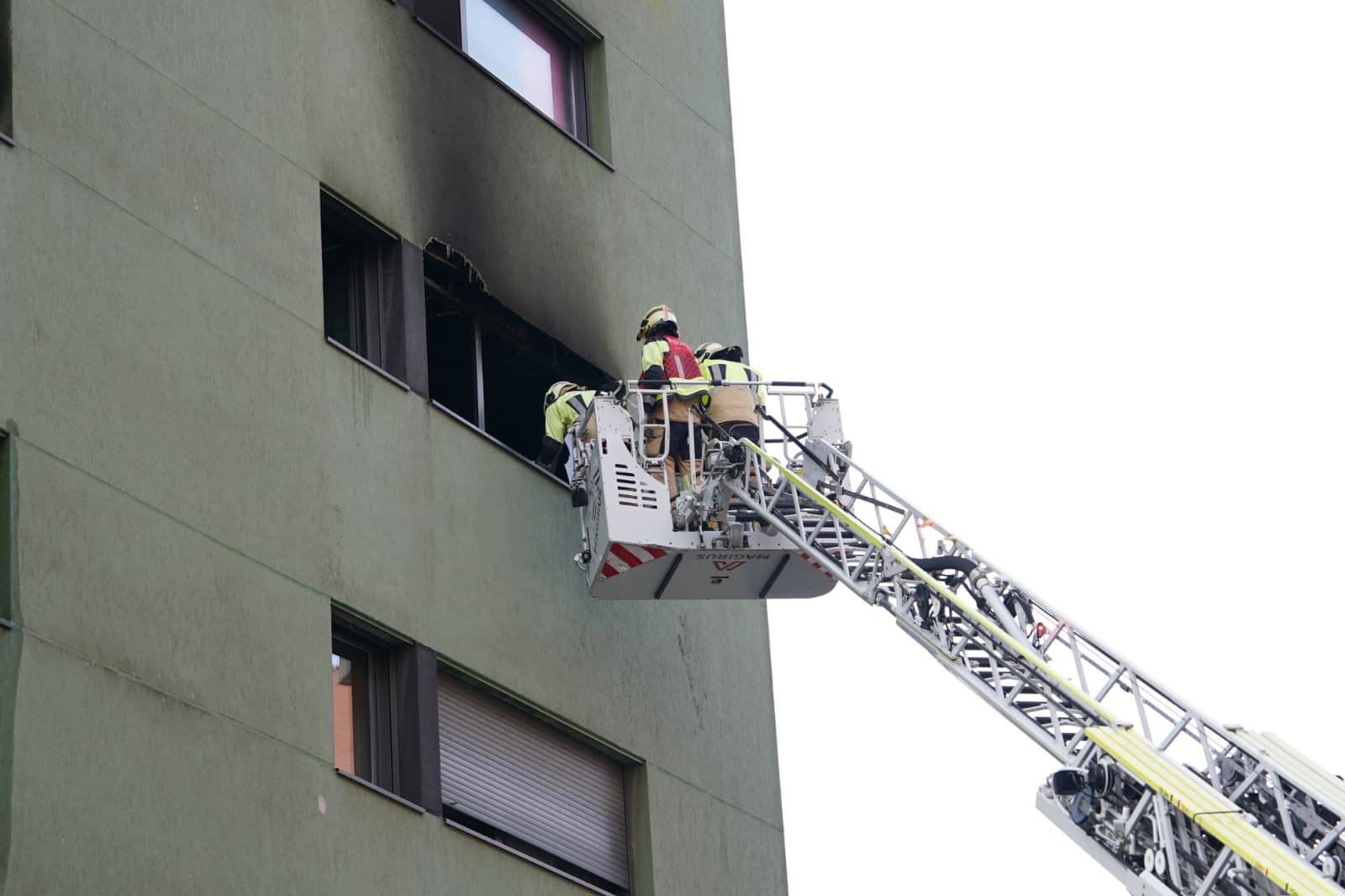 Así ha quedado el edificio de Barakaldo tras el incendio de un piso