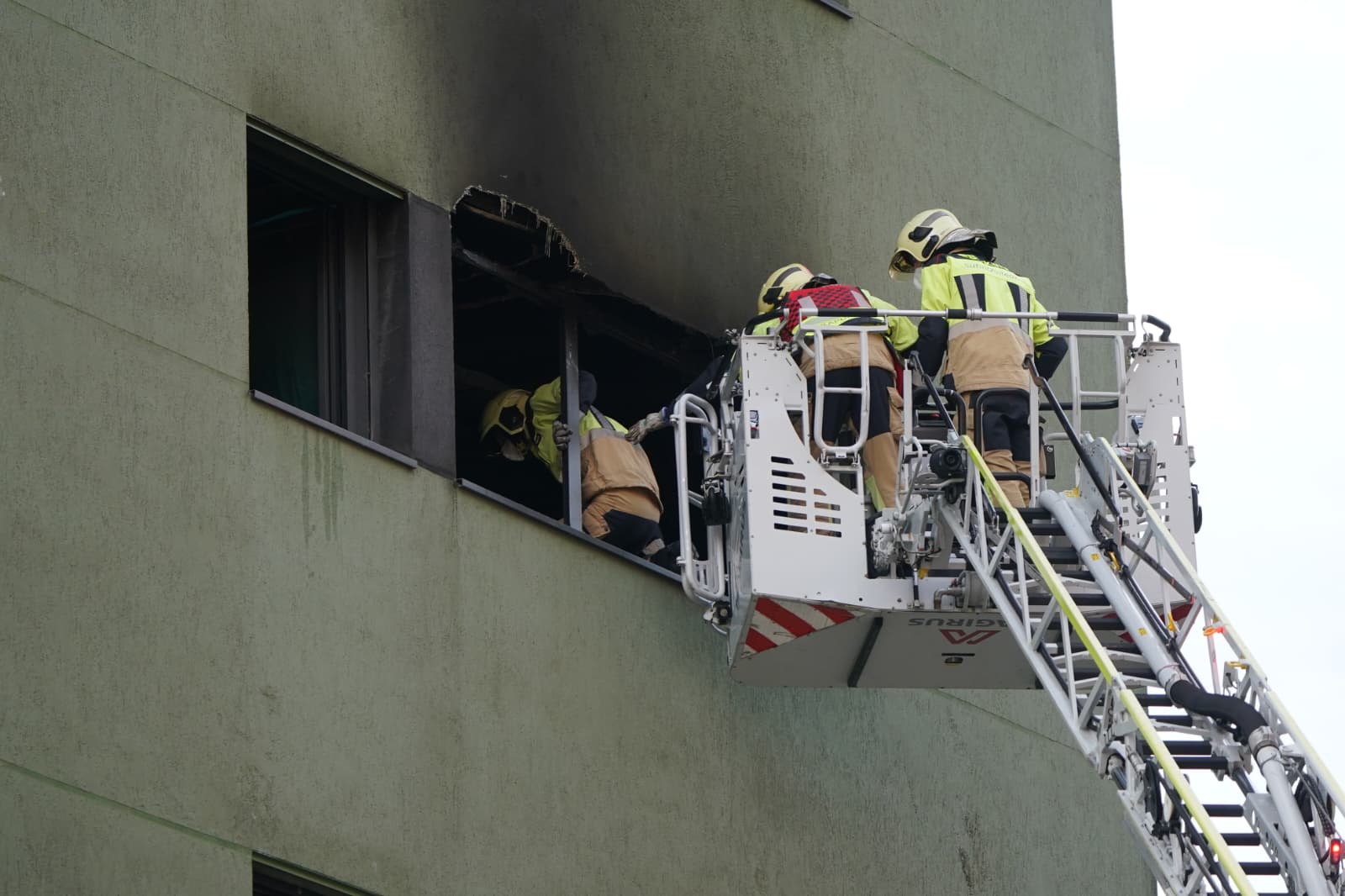 Así ha quedado el edificio de Barakaldo tras el incendio de un piso