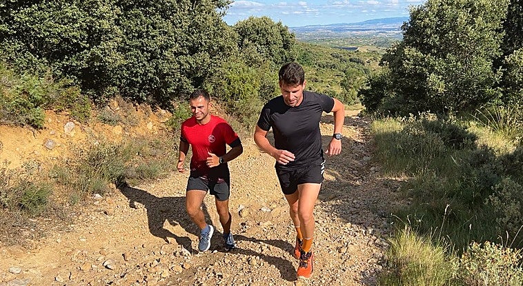 Los corredores Izan Establie y Jon Ander Villanueva en uno de los entrenamientos para completar la Ruta del Vino y el Pescado.