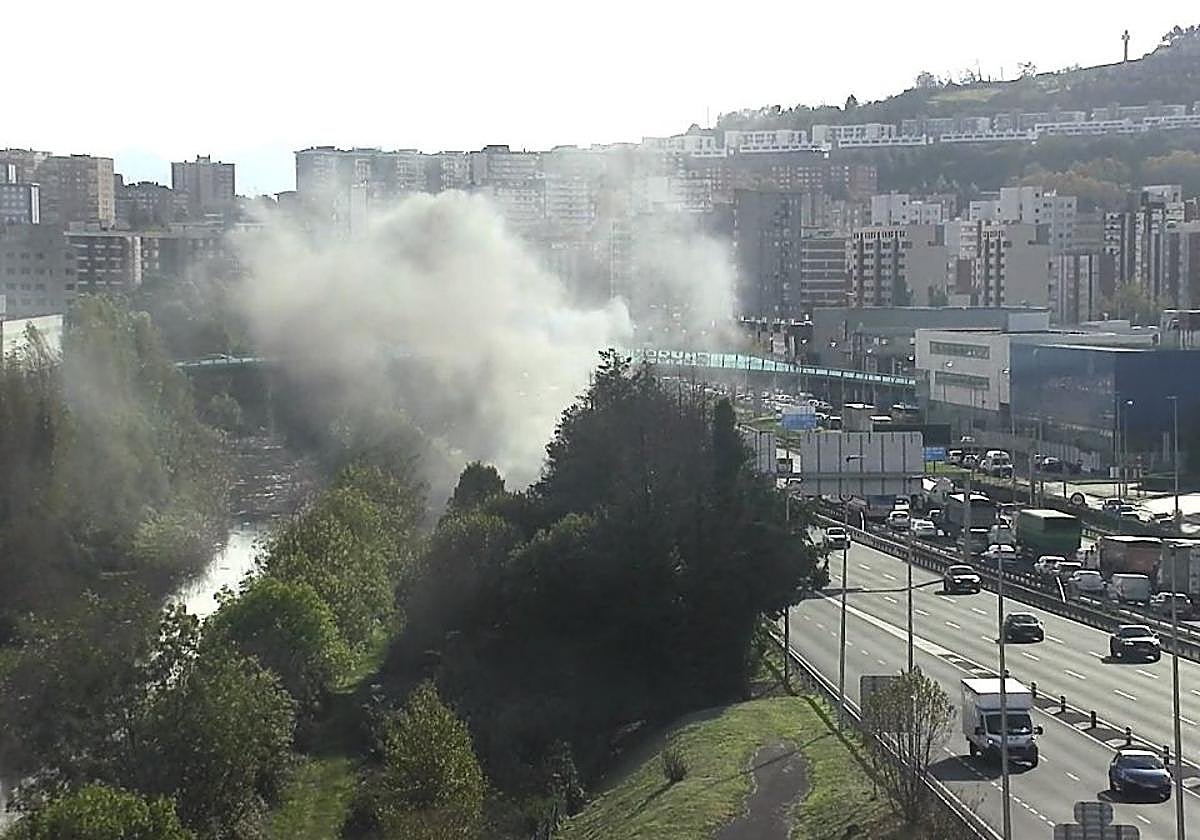 El incendio de un coche a la altura del Max Center genera retenciones en la A-8