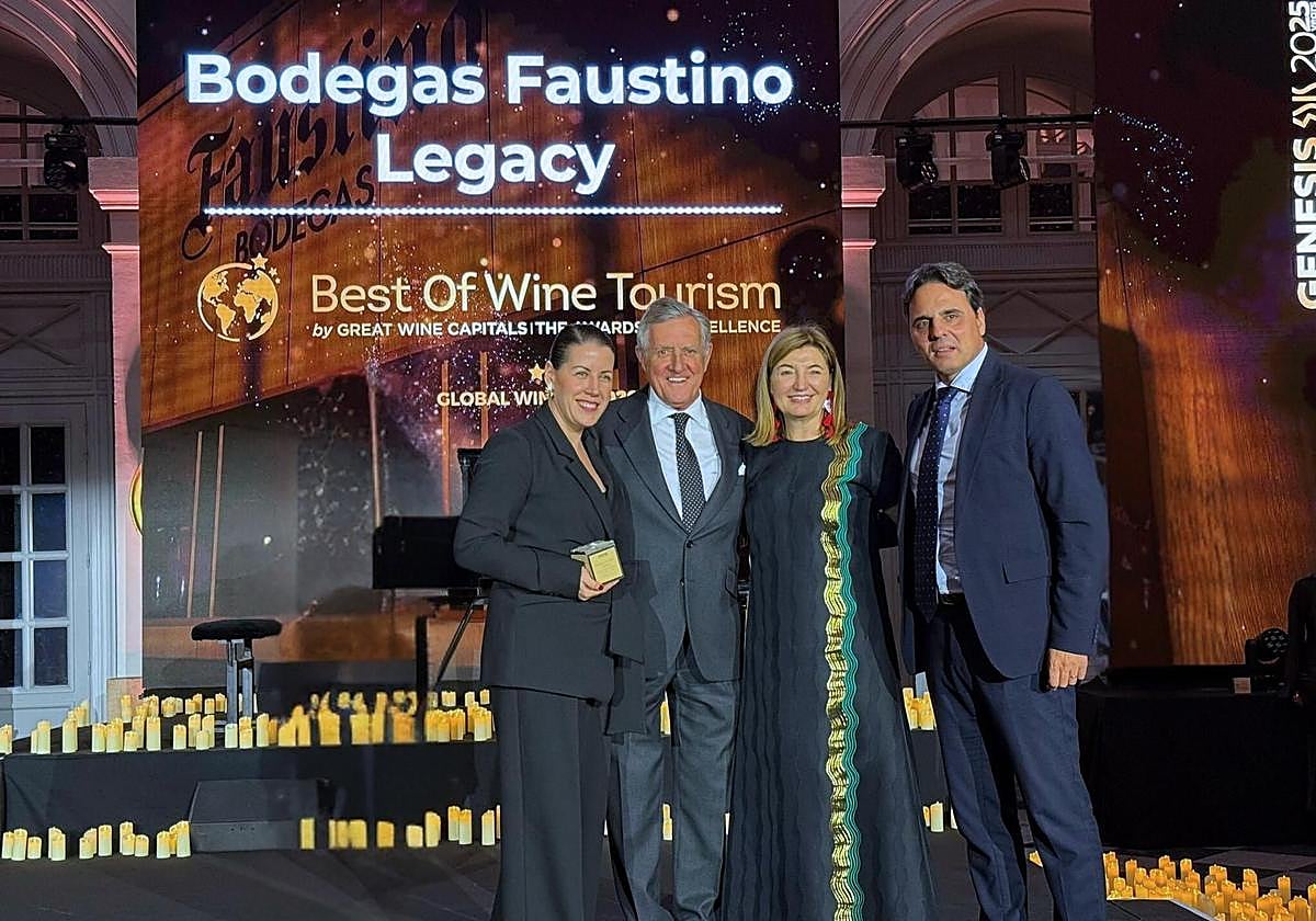 ​Recogió el premio Lourdes Martínez Zabala, CEO y propietaria de Bodegas Faustino (en el centro).