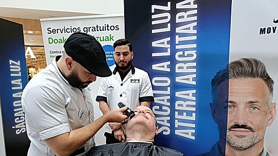 Los bigotes solidarios desfilan por El Boulevard de Vitoria