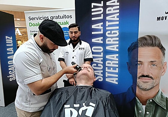 Los bigotes solidarios desfilan por El Boulevard de Vitoria