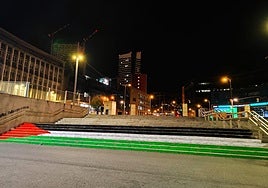 La bandera de Palestina pintada en unas escaleras próximas a San Mamés.