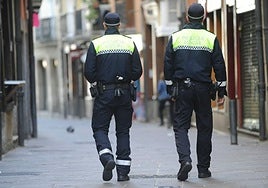 Agentes de la Policía Local patrullan por el Casco Viejo de Vitoria.