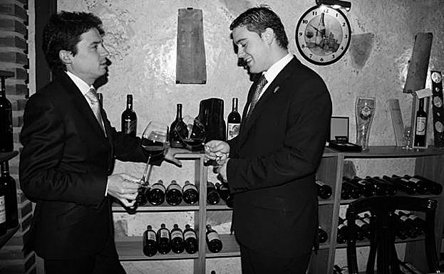 En la bodega de Zortziko con Óscar Vila.