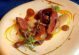 Patricia Estébanez, Rodrigo Samartín, Aritza López e Igor Díaz, posan en el interior de la cava de vino del loca.
