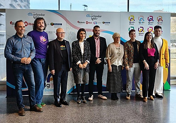 Ponentes, miembros de Ortzadar y representantes institucionales, a su llegada al Palacio Euskalduna