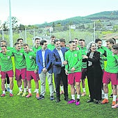 La Euskal Selekzioa posa en el cesped con el lehendakari Imanol Pradales, el presidente de la FVF Iker Goñi y la vicelehendakari primera Ibone Bengoetxea.