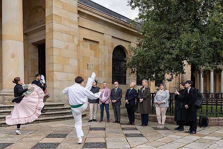 Aurresku de honor durante la visita de la delegación de músicos de Corea del Sur y Euskadi a al Casa de Juntas de Gernika hoy viernes.