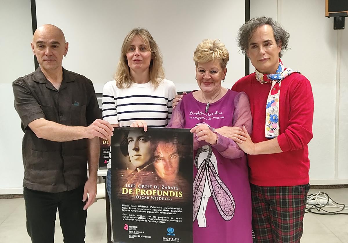 Bárbara Ruiz, responsable de UNRWA Euskadi, Ana del Val, diputada foral de Cultura y Deporte e Iker Ortiz de Zárate durante la presentación