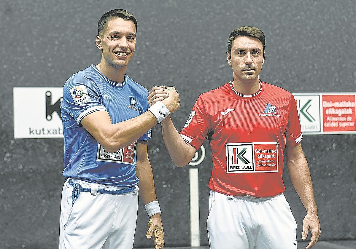 Zabala y Etxeberria durante la elección de material para la final del Cuatro y Medio de mañana en el Bizkaia.