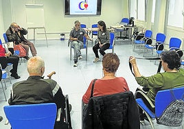 Yolanda García Llamas y Carlos Fernando Jurado imparten una sesión en el ambulatorio de Bombero Etxaniz
