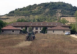El tractor contratado para aplanar la hierba de Olárizu.