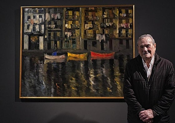 Iñaki García Ergüin este viernes en el Itsasmuseum junto a su obra 'Ondarroa'