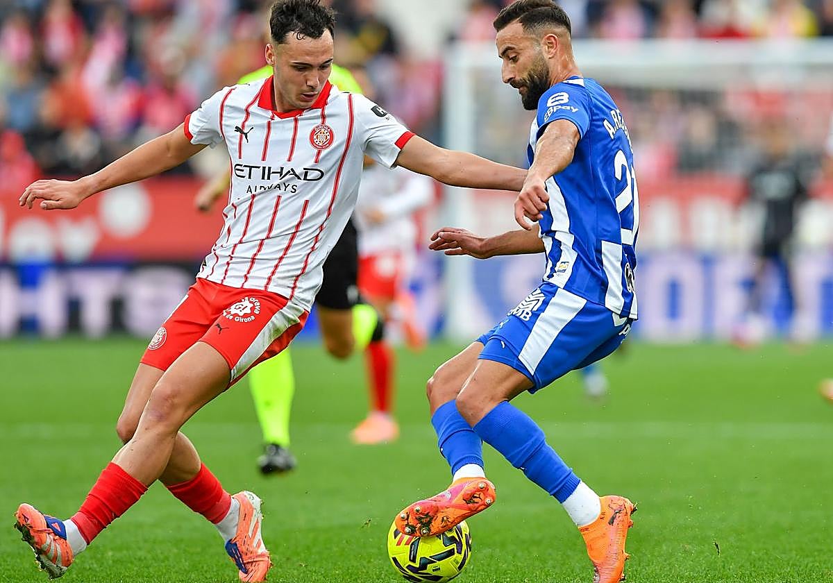 Abde, que salió en la segunda parte, intenta encarar en el partido contra el Girona.