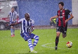 La lluvia fue protagonista durante buena parte del encuentro.