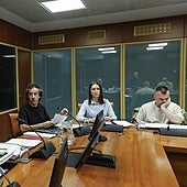 Representantes de los trabajadores de BetiOn, instantes antes de su comparecencia en el Parlamento vasco.