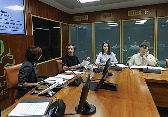 Representantes de los trabajadores de BetiOn, instantes antes de su comparecencia en el Parlamento vasco.