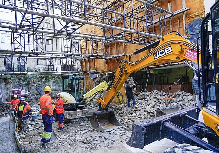 Los bomberos creen que el desplome se debe a una zanja cavada en la parcela contigua.