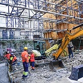 Los bomberos creen que el desplome se debe a una zanja cavada en la parcela contigua.