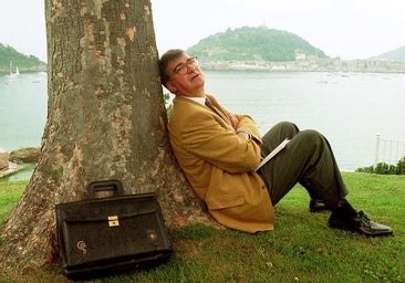Ernest Lluch posa frente a la bahía de La Concha en San Sebastián, una ciudad a la que estaba muy unido, en una imagen de 1998.