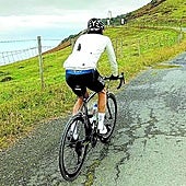 Un cicloturista afronta las rampas que llevan al faro