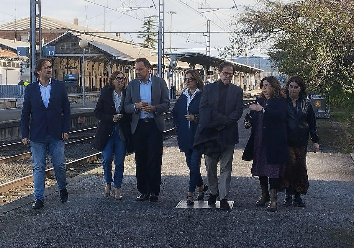 Los responsables del PP nacional recorrían las instalaciones ferroviarias de la ciudad.